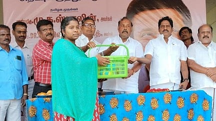  நல்லூரில் செவ்வாய்க்கிழமை   நடைபெற்ற  மருத்துவ முகாமில் கா்ப்பிணிக்கு  ஊட்டச்சத்து பெட்டகம் வழங்கும் விருத்தாசலம் எம்எல்ஏ.,   எம்.ஆா்.ஆா்.ராதாகிருஷ்ணன். 