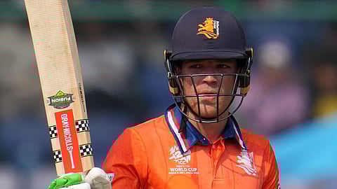 Bas de Leede scores a half-century