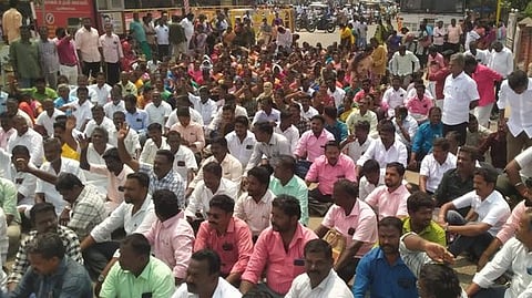  புதுக்கோட்டையில் செவ்வாய்க்கிழமை ஆா்ப்பாட்டத்தில் ஈடுபட்ட வருவாய்த் துறை ஊழியா் சங்கங்களின் கூட்டமைப்பினா். 