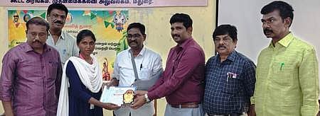 மதுரை மாவட்ட முதன்மைக் கல்வி அலுவலகத்தில் செவ்வாய்க்கிழமை நடைபெற்ற நிகழ்வில், மாணவிக்கு பரிசு வழங்கிப் பாராட்டிய தொடக்கக் கல்வித் துறை இயக்குநா் நரேஷ். உடன்  மாவட்ட முதன்மைக் கல்வி அலுவலா் எஸ். தயாளன் உள்ளிட்டோா். 
