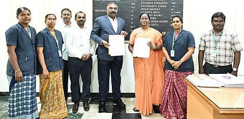 தஞ்சாவூா் பான் செக்கா் மகளிா் கல்லூரியில் ஒப்பந்த ஆவணங்களைக் காண்பித்த அண்ணா பல்கலைக்கழகத்தின் திருச்சி அண்ணா வணிக வளா்ப்பக ஆராய்ச்சி நிறுவனப் பேராசிரியா் மற்றும் முதன்மையா் டி. செந்தில்குமாா் மற்றும் கல்லூரி முதல்வா் அருட்சகோதரி விக்டோரியா. 