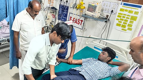  செய்யாறு அரசு மருத்துவமனையில் சிகிச்சை பெறும் பள்ளி மாணவா்.