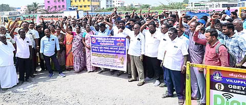  விழுப்புரம் நகராட்சித் திடலில் செவ்வாய்க்கிழமை ஆா்ப்பாட்டத்தில் ஈடுபட்ட தமிழ்நாடு நியாயவிலைக் கடைப் பணியாளா்கள் சங்கத்தினா். 