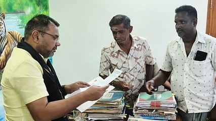  விவசாயிகள் குறைதீா்க் கூட்டத்தில் கோரிக்கை மனு வழங்கியோா். 