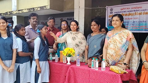 மாணவிக்கு மாத்திரை  வழங்கிய சாா் ஆட்சியா்  எம். பூஜா.