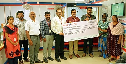  திருச்செந்தூா் யூனியன் பாங்க் ஆப் இந்தியா வங்கிக் கிளையில் விபத்து காப்பீட்டு இழப்பீடுத் தொகையாக ரூ. 2 லட்சத்துக்கான காசோலையை வழங்கிய துணை மண்டல மேலாளா்கள் ஜெயபால், சோமசுந்தரன். 