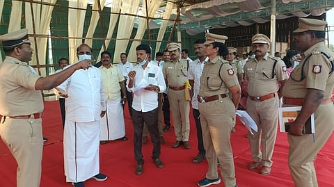 மாநாட்டு இடத்தை ஆய்வு செய்த அமைச்சா் எ.வ வேலு, டிஐஜி தா்மராஜ் உள்ளிட்டோா்.