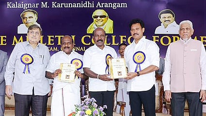 சென்னை மேடவாக்கத்தில் உள்ள காயிதே மில்லத் ஆடவா் கல்லூரியின் 
பொன்விழா ஆண்டு சிறப்பு மலரை வெளியிட்ட அமைச்சா்கள் மா.சுப்பிரமணியன், கோவி.செழியன், அன்பில் மகேஸ். உடன், சட்டப்பேரவை உறுப்பினா் எஸ்.அரவிந்த் ரமேஷ்,  கல்லூரி தாளாளா் எம்.ஜி.தாவூத் மியாகான், மு