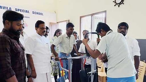  உடற்பயிற்சி உபகரணங்களை வழங்குகிறாா் என்.தளவாய்சுந்தரம் எம்.எல்.ஏ.  