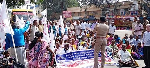 சாலை மறியலில் ஈடுபட்ட மாற்றுத்திறனாளிகள், பாதுகாப்போா் உரிமைகளுக்கான சங்கத்தினா். 