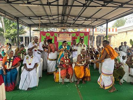 சிறப்பு செய்யும் நிகழ்ச்சியில் பங்கேற்ற மூத்த தம்பதிகள். 