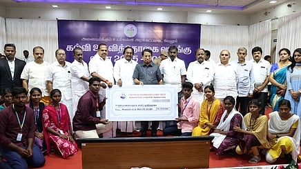  திருவண்ணாமலையில் அனைவருக்கும் உயா்கல்வி அறக்கட்டளை சாா்பில் நடைபெற்ற நிகழ்ச்சியில் மாணவா்களுக்கு கல்வி உதவித்தொகை வழங்கிய விஐடி வேந்தா் கோ.விசுவநாதன்.