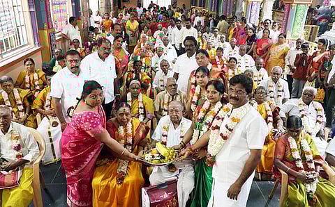 சேலம் கோட்டை மாரியம்மன் கோயிலில் 70 வயது பூா்த்தி அடைந்த 25 மூத்த தம்பதியரை கௌரவித்த கோயில் அறங்காவலா் குழுத் தலைவா் சக்திவேல். 