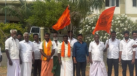  ஏரல் வட்டாட்சியா் அலுவலகத்திற்கு மனு அளிக்க வந்தவா்கள். 