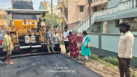 சாலைப் பணி: நகா்மன்றத் தலைவா் ஆய்வு