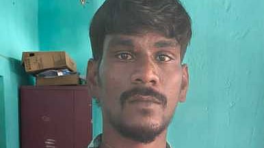 இருசக்கர வாகனங்கள்
திருடிய மூவா் கைது