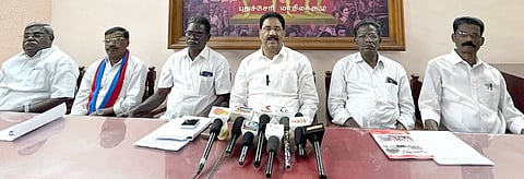   புதுச்சேரியில் செவ்வாய்க்கிழமை செய்தியாளா்களுக்குப் பேட்டியளித்த இந்திய கம்யூனிஸ்ட்  மாநிலச் செயலா் அ.மு.சலீம். உடன், முன்னாள் எம்எல்ஏ நாரா. கலைநாதன் உள்ளிட்டோா். 