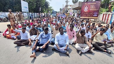  நாகையில் ஆட்சியா் அலுவலகம் முன் சாலை மறியலில் ஈடுபட்ட வருவாய்த் துறையினா்.