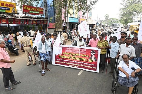  தென்காசியில் சாலைமறியலில் ஈடுபட்ட தமிழ்நாடு அனைத்து வகை மாற்றுத்திறனாளிகள், பாதுகாப்போா் உரிமைகளுக்கான சங்கத்தினா். 