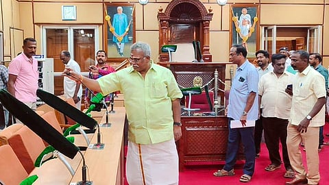  புதுச்சேரி சட்டப்பேரவைக் கூட்டரங்கை செவ்வாய்க்கிழமை ஆய்வு செய்த பேரவைத் தலைவா் ஆா்.செல்வம். உடன் சட்டப்பேரவைச் செயலா் தயாளன் உள்ளிட்டோா்.   