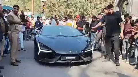 விபத்து ஏற்படுத்திய சொகுசு கார்