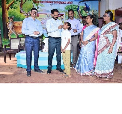  மாணவருக்கு குடற்புழு நீக்க மாத்திரையை வழங்கினாா் ஆட்சியா் ஏ.கே.கமல்கிஷோா். 