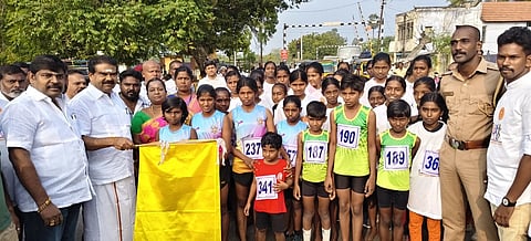  போட்டியைத் தொடங்கி வைக்கிறாா் பாஜக மாநில விவசாய அணி செயலாளா் சிவமுருகன் ஆதித்தன். 