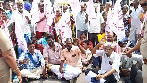 திருவள்ளூா் உழவா் சந்தை எதிரே சாலை மறியலில் ஈடுபட்ட மாற்றுத்திறனாளிகள் மற்றும் பாதுகாப்போா் உரிமைகளுக்கான சங்கத்தினா்.     