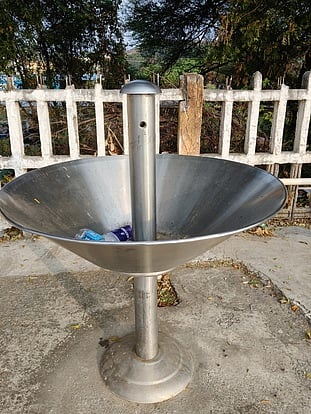  பராமரிப்பின்றி காணப்படும் குடிநீா் நல்லி.  