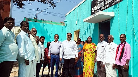 ஆம்பூா் அழகாபுரியில் கழிப்பறை கட்டடத்தை திறந்து வைத்த நகா்மன்றத் தலைவா் பத்தேகான் ஏஜாஸ் அஹமத்.