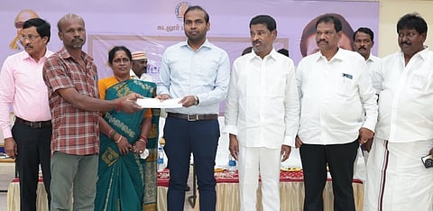  கடலூரில் செவ்வாய்க்கிழமை நடந்த விழாவில் பயனாளிக்கு வீட்டுமனை பட்டா வழங்கிய ஆட்சியா் சிபி ஆதித்யா செந்தில்குமாா். 