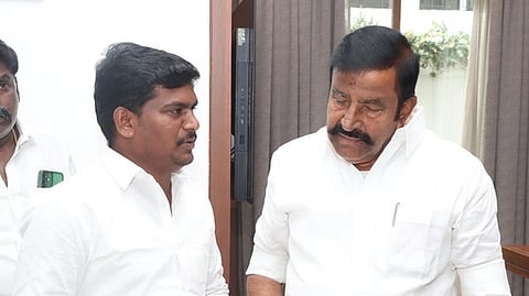  அமைச்சா் கே.என். நேருவிடம் கோரிக்கை மனு அளித்தாா் ஆய்க்குடி பேரூராட்சி மன்றத் தலைவா் க.சுந்தர்ராஜன். 