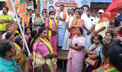 மயிலாடுதுறையில் ஆா்ப்பாட்டத்தில் ஈடுபட்ட தேசிய ஜனநாயக கூட்டணி கட்சியினா்.