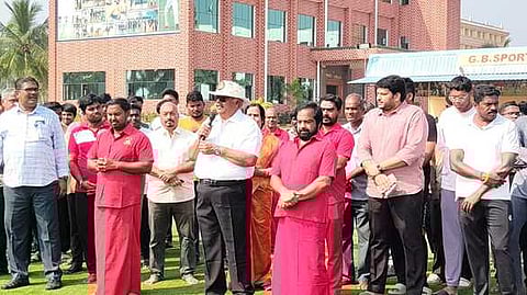 கிரிக்கெட் போட்டிகளின் தொடக்க நிகழ்வில் பங்கேற்றோா்.  