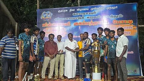  முதலூரில் நடைபெற்ற மாவட்ட வாலிபால் போட்டியில் முதலிடம் பிடித்த சுவிசேஷபுரம் அணிக்கு பரிசு வழங்கிய பொன். முருகேசன்.  