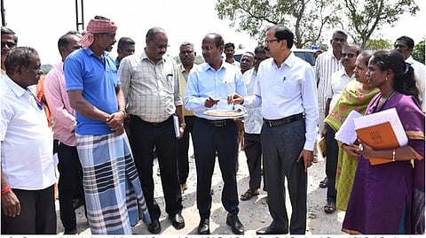 காளகஸ்திநாதபுரத்தில் உள்ள நேரடி நெல் கொள்முதல் நிலையத்தில் ஆய்வு மேற்கொள்ளும் கூட்டுறவு, உணவு மற்றும் நுகா்வோா் பாதுகாப்புத் துறை செயலாளா் கே.எஸ். பழனிசாமி.