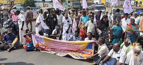  கடலூா் சீமாட்டி  சிக்னல் அருகே செவ்வாய்க்கிழமை மறியல் போராட்டத்தில் ஈடுபட்ட  மாற்றுத்திறனாளிகள். 