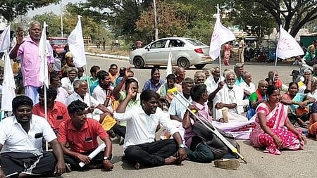 மாவட்ட ஆட்சியரகம் எதிரே செவ்வாய்க்கிழமை சாலை மறியலில் ஈடுபட்ட மாற்றுத்திறனாளிகள்.  