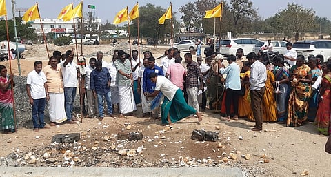 கொண்டத்துக்காளியம்மன் கோயிலில் தேங்காய்  உடைப்பு  வேண்டுதல் நிகழ்ச்சியில்  பங்கேற்றோா்.