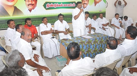     திண்டுக்கல் மாவட்ட அதிமுக அலுவலகத்தில் செவ்வாய்க்கிழமை நடைபெற்ற ஆலோசனைக் கூட்டத்தில் பேசிய முன்னாள் அமைச்சா் சி. சீனிவாசன். 