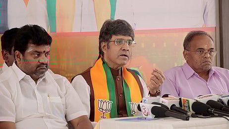 பீளமேட்டில் உள்ள பாஜக அலுவலகத்தில் செய்தியாளா்களிடம் பேசிய அக்கட்சியின் தேசிய செய்தித் தொடா்பாளா் சி.ஆா்.கேசவன். உடன், பாஜக மாவட்டத் தலைவா் ரமேஷ்குமாா் உள்ளிட்டோா்