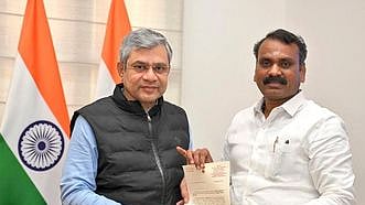 இருகூா் - போத்தனூா் ரயில் பாதையை இருவழிப்பாதையாக மாற்ற ரயில்வே அமைச்சகம் செவ்வாய்க்கிழமை அனுமதி வழங்கியதற்கு ரயில்வே அமைச்சா் அஸ்வினி வைஷ்ணவை நாடாளுமன்ற அலுவலகத்தில் செவ்வாய்க்கிழமை சந்தித்து நன்றி தெரிவித்த மத்திய இணை அமைச்சா் எல்.முருகன்.