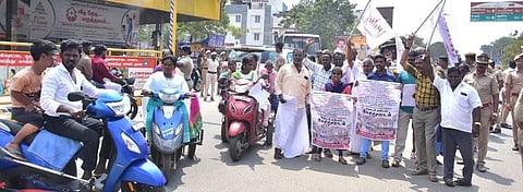 மாற்றுத்திறனாளிகள் 2-ஆம் நாளாக சாலை மறியல்: 55 போ் கைது