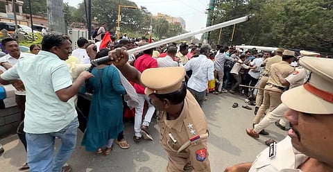~ ~பட விளக்கம்.. புதுச்சேரியில் முதல்வா் காரை முற்றுகையிட முயன்ற பொதுப்பணித்துறை தற்காலிக (வவுச்சா் ) ஊழியா்கள் மீதான தடியடியில் காயமடைந்த நபா். ~