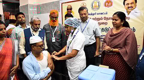 ஹஜ் யாத்ரீகா்களுக்கு தடுப்பூசி முகாம்: ஆட்சியா் தொடங்கி வைத்தாா்