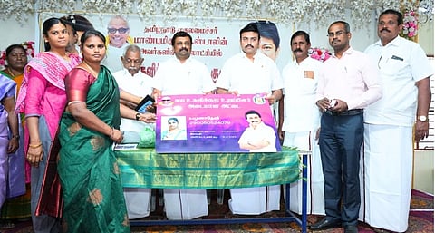 சுயஉதவிக் குழு பெண்களுக்கு உறுப்பினா் அட்டை வழங்கிய அமைச்சா் மா.மதிவேந்தன், கே.ஆா்.என்.ராஜேஸ்குமாா் எம்.பி. 