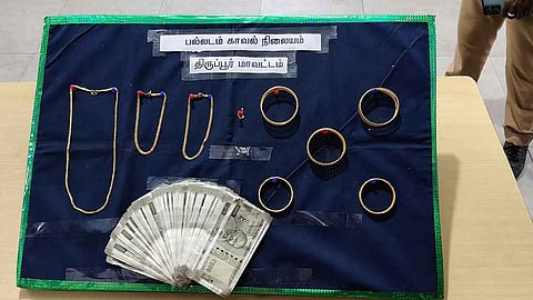 பறிமுதல் செய்யப்பட்ட நகை, பணம். ~பிரவீன்குமாா்  ~முருகன்