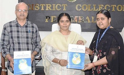 பெரம்பலூா் ஆட்சியரகக் கூட்டரங்கில் செவ்வாய்க்கிழமைநடைபெற்ற கூட்டத்தில் கடன்திட்ட அறிக்கையை வெளியிட்ட மாவட்ட ஆட்சியா் ந. மிருணாளினி. உடன், மாவட்ட வருவாய் அலுவலா் க. கண்ணன் உள்ளிட்டோா்.    