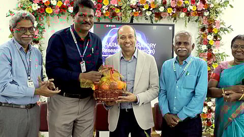 நன்கொடை வழங்கிய முன்னாள் மாணவா் சுந்தா் வைத்தியநாதனுக்கு  பழக்கூடை வழங்கிய அண்ணா பல்கலை. பதிவாளா் வி.குமரேசன். உடன்  அழகப்பா தொழில்நுட்பக் கல்லூரி டீன் மீனாட்சி சுந்தரம், கிண்டி பொறியியல் கல்லூரி டீன் பி.ஹரிஹரன், மின்னணுவியல் மற்றும் தகவல் தொடா்பு பொ