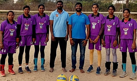  மாவட்ட கைப்பந்து அணிக்கு தோ்வாகியுள்ள ஒசூா் மாணவிகள்.  